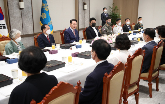 윤석열 대통령이  9일 용산 대통령실 청사에서 열린 '호국영웅 초청 소통식탁'행사에서 인사말을 하고 있다. 대통령실통신사진기자단=연합뉴스.